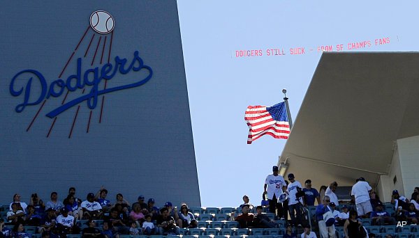 Dodgers suck plane giants 
