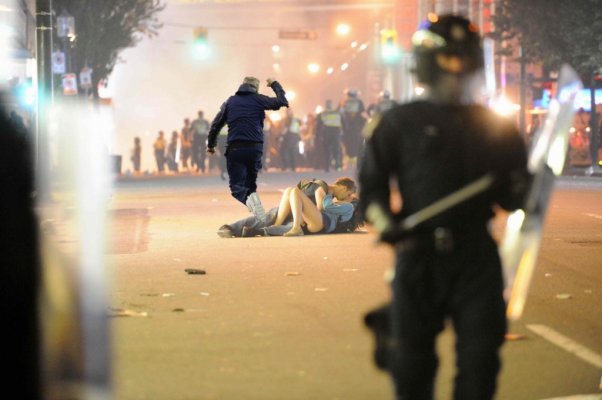 Vancouver riot kiss