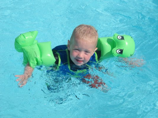 2Fcommons2F82F8e2FChild wearing green floaties