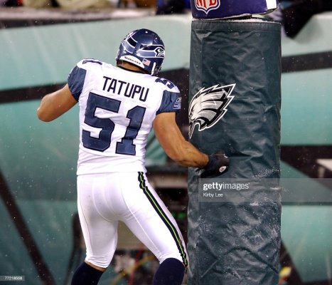 U uses the goal post padding as picture id77218558
