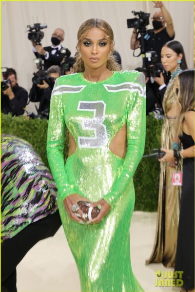 Football inspired dress husband number met gala 04